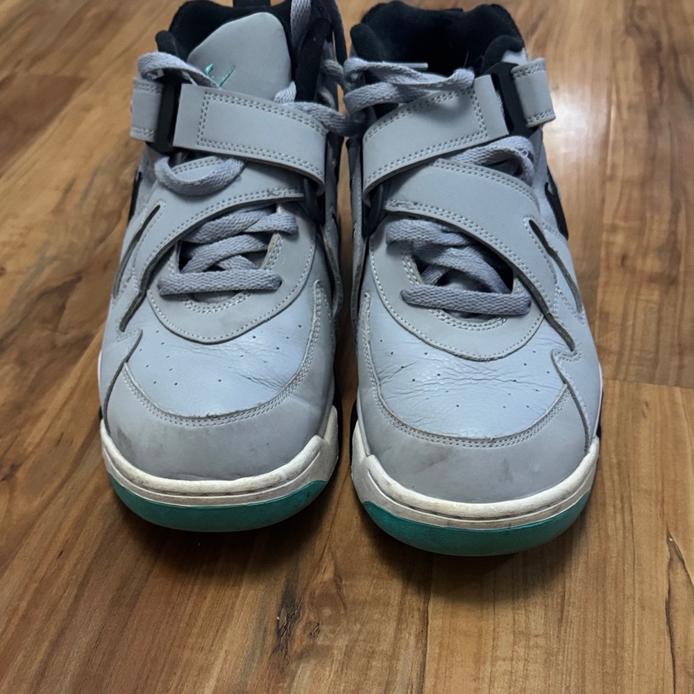 Nike Air Men's Sneakers in Gray with Black, Purple, and Teal Accents - Picture 5 of 5